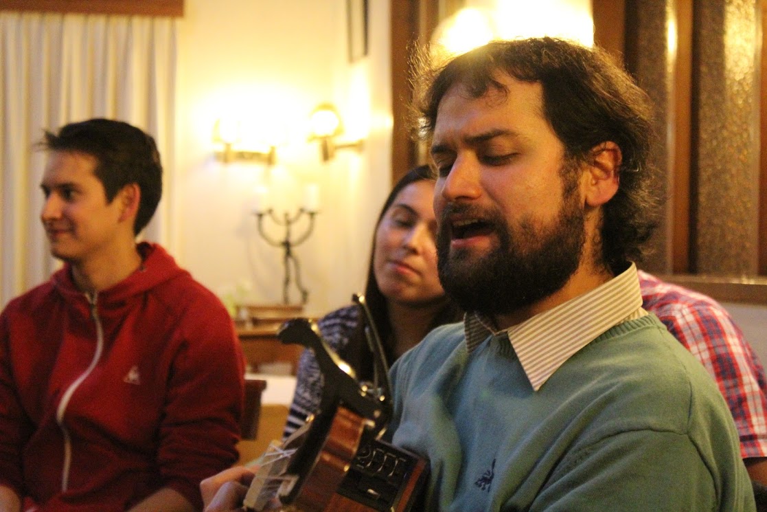 Cristóbal cantando